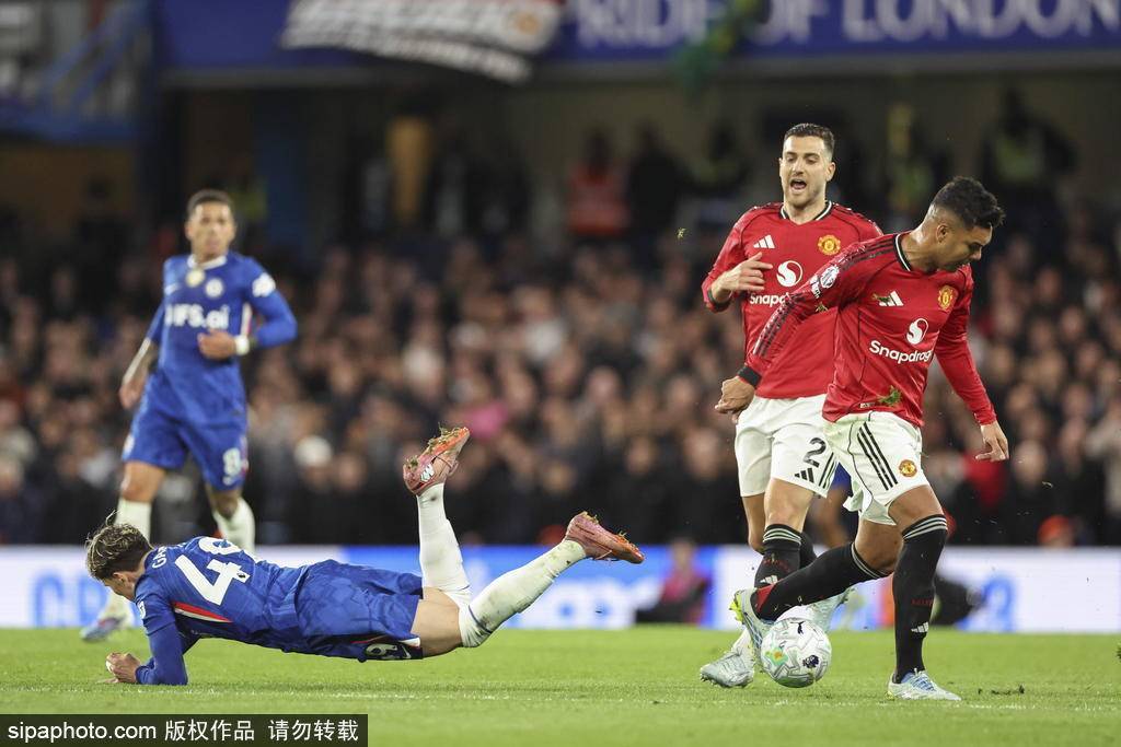 英超积分榜：曼联基本锁定欧冠席位 热刺在降级区挣扎